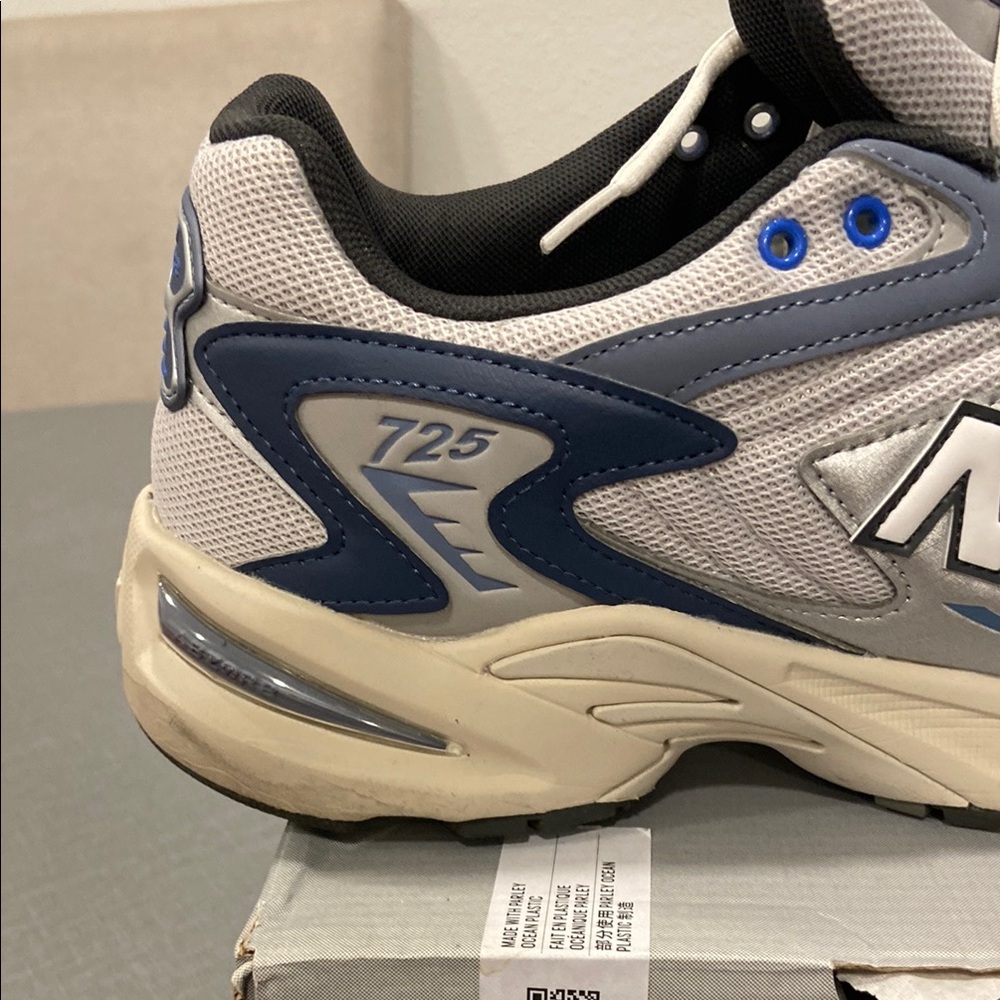 New Balance 725 Sneakers - Gray and Navy